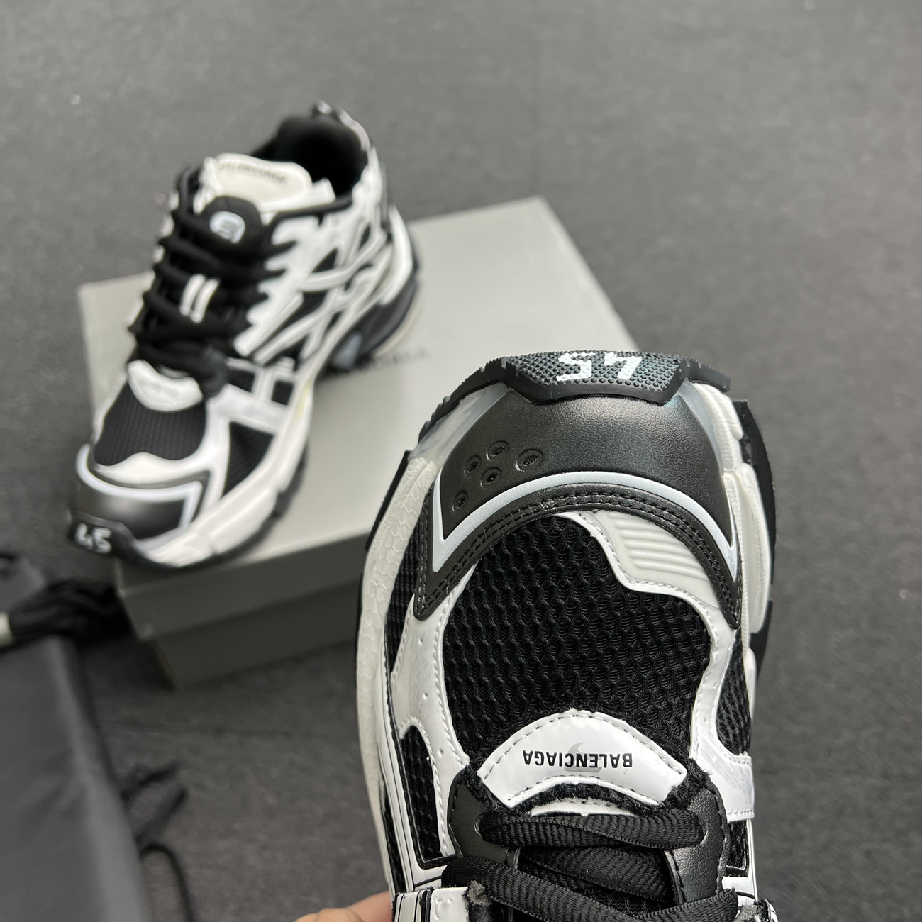 Balenciaga Runner White Black White 677403w3rb29010 (2) - newkick.org