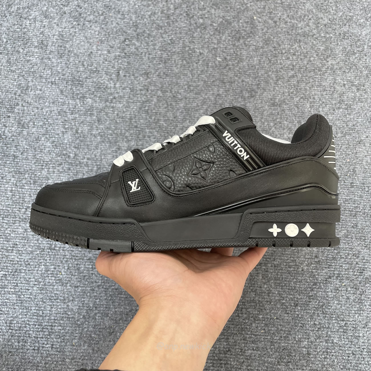 Louis Vuitton Sportschuh Schwarz Eingeprägtes Monogramm 1aarey (2) - newkick.org