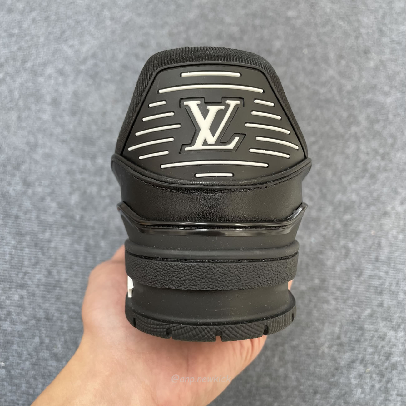 Louis Vuitton Sportschuh Schwarz Eingeprägtes Monogramm 1aarey (6) - newkick.org