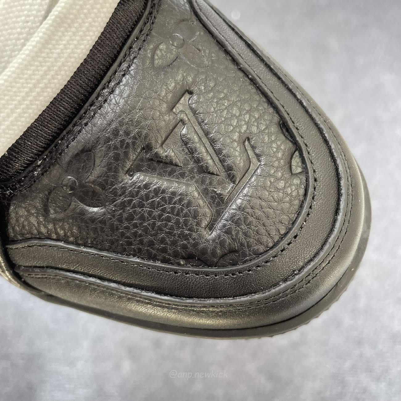 Louis Vuitton Sportschuh Schwarz Eingeprägtes Monogramm 1aarey (7) - newkick.org