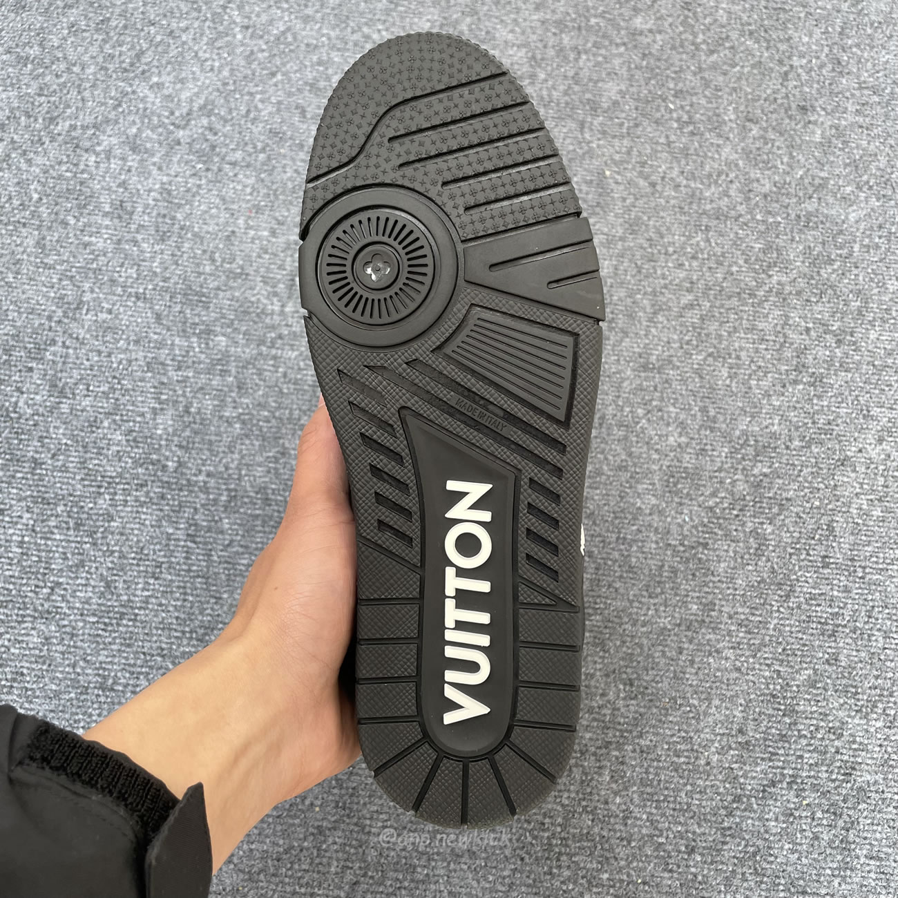 Louis Vuitton Sportschuh Schwarz Eingeprägtes Monogramm 1aarey (8) - newkick.org