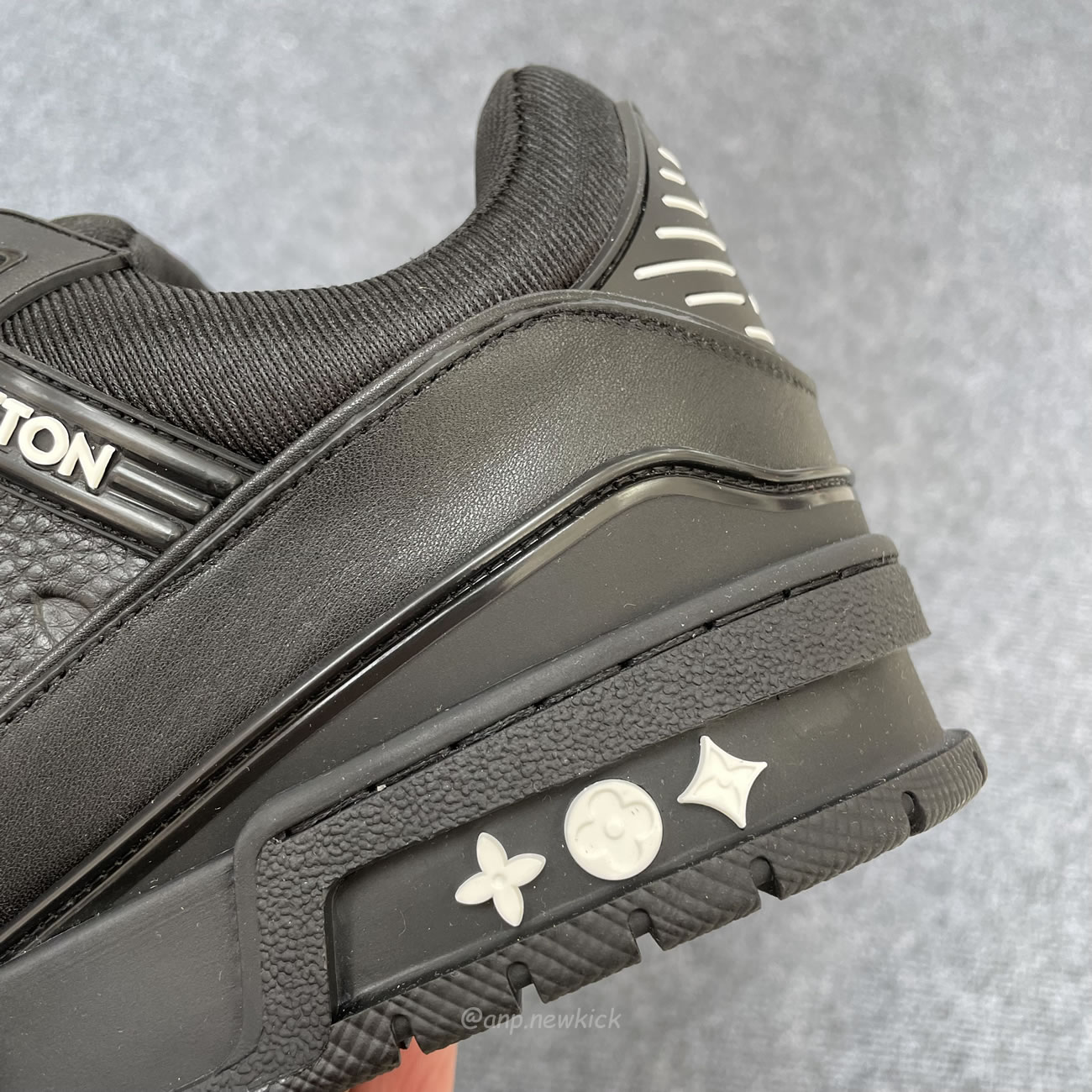 Louis Vuitton Sportschuh Schwarz Eingeprägtes Monogramm 1aarey (9) - newkick.org