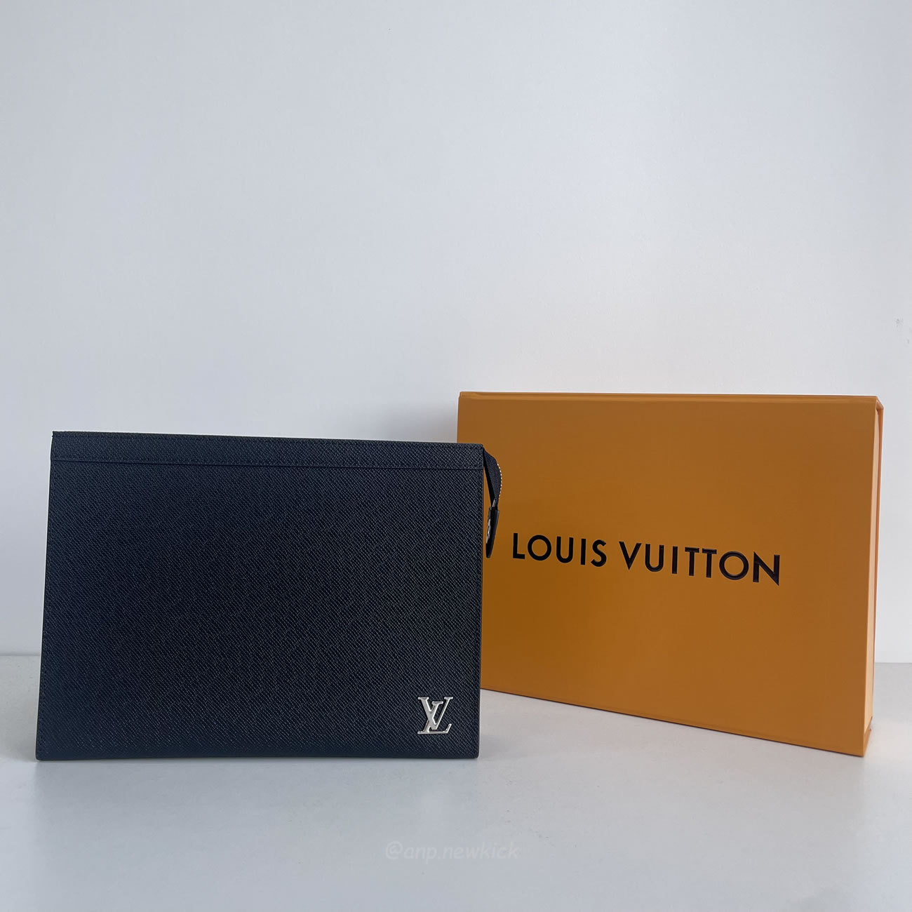 Louis Vuitton Pochette Voyage M30450 (10) - newkick.org