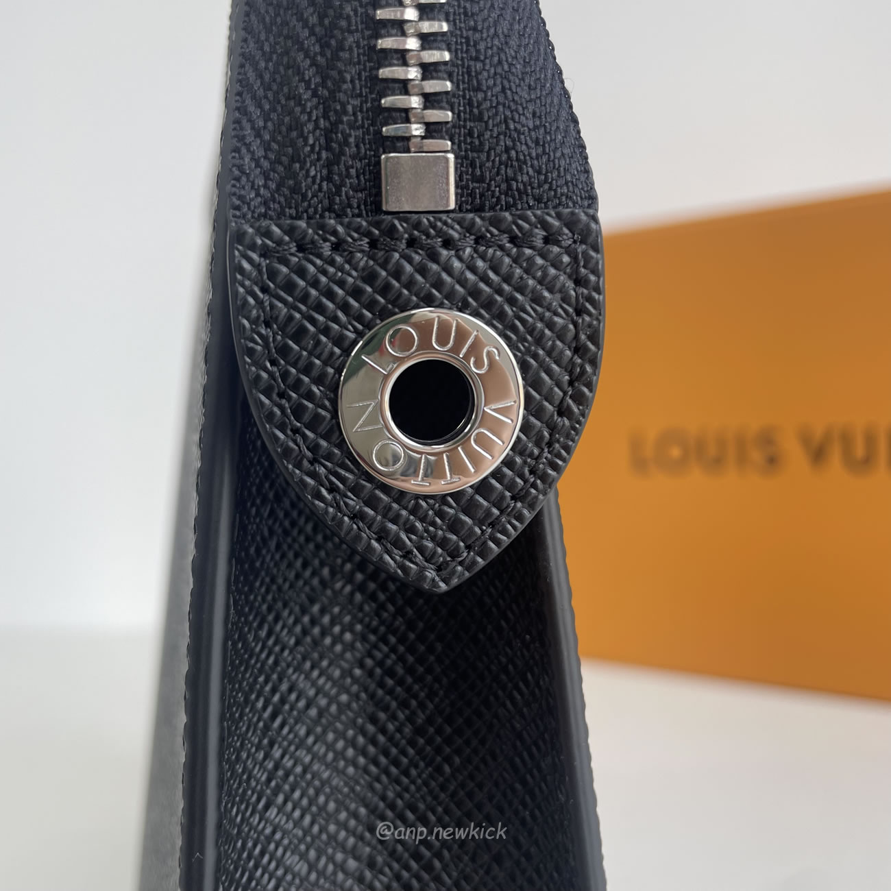 Louis Vuitton Pochette Voyage M30450 (3) - newkick.org