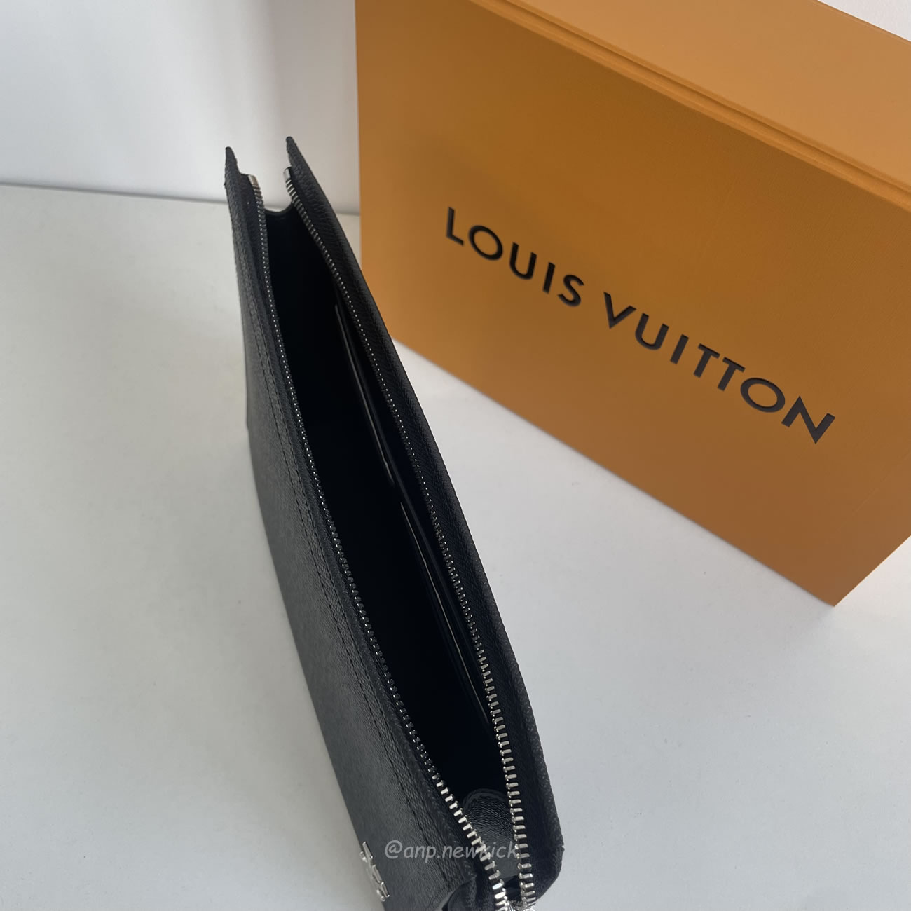 Louis Vuitton Pochette Voyage M30450 (5) - newkick.org