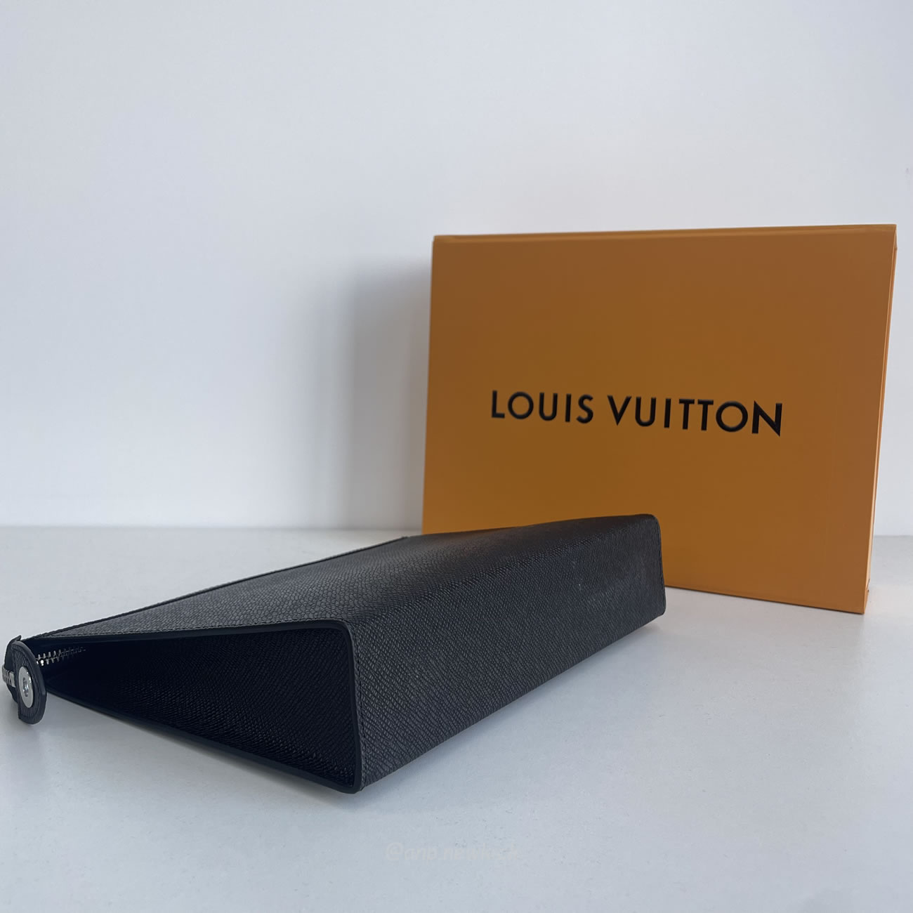 Louis Vuitton Pochette Voyage M30450 (8) - newkick.org