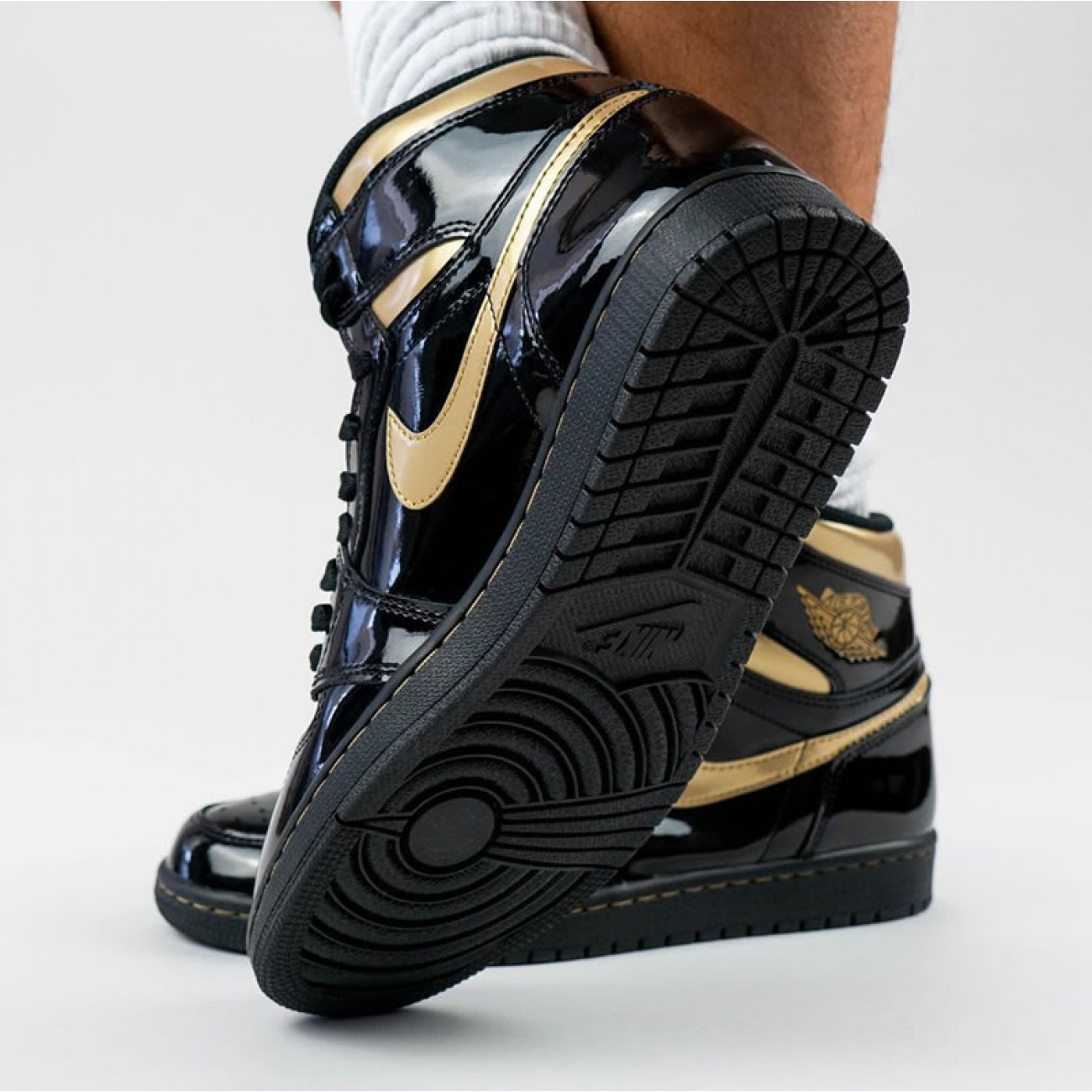 Air Jordan 1 High OG "Black Gold" Patent Leather New Release Date 555088-032