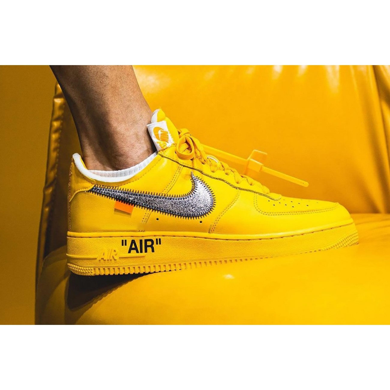 Off-White x Nike Air Force 1 "University Gold" DD1876-700