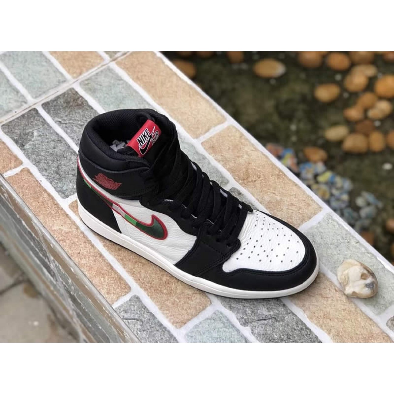 Air Jordan 1 Retro High OG "Sports Illustrated" Black White 555088-015