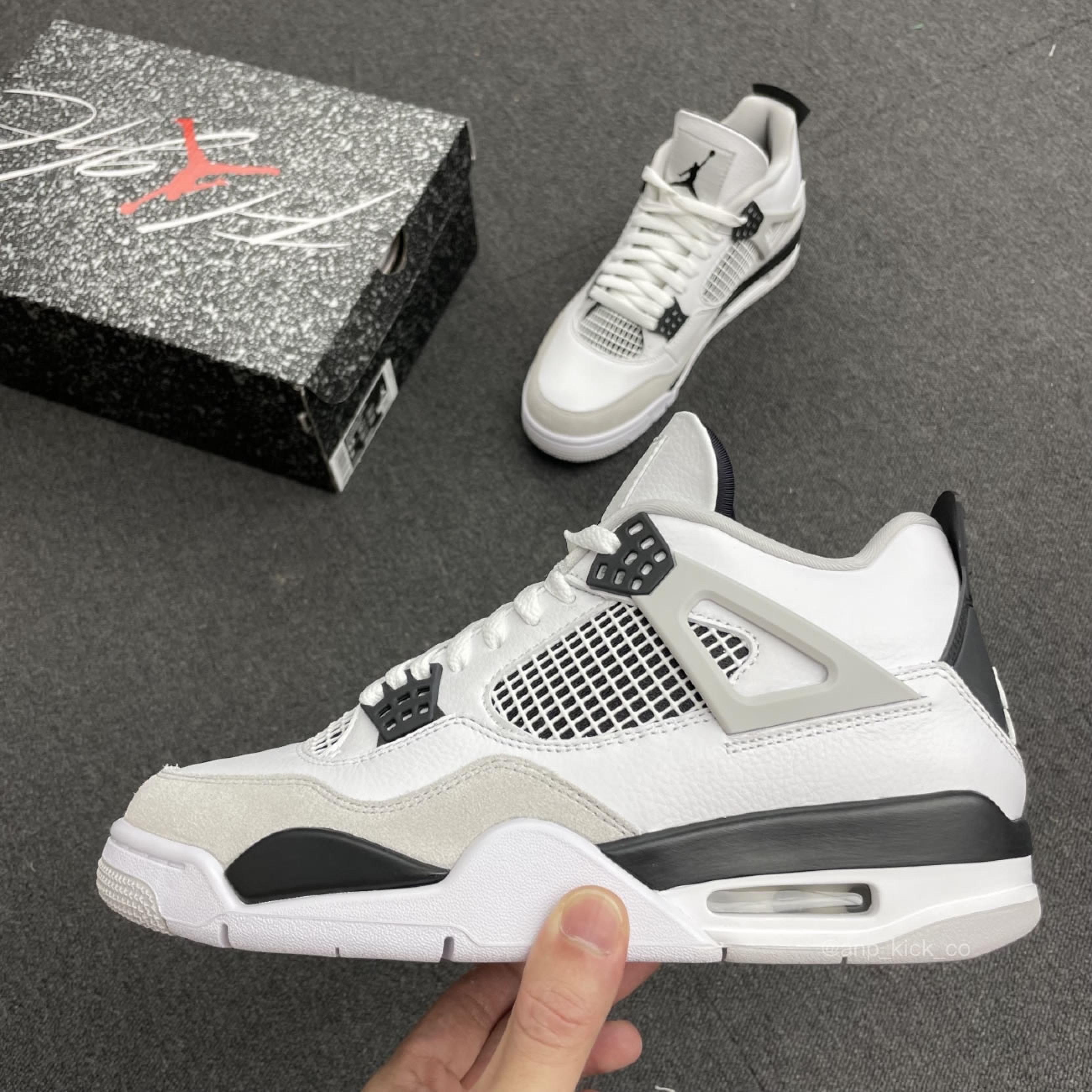 Air Jordan 4 RETRO 